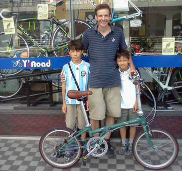 dahon photo comp winner James Szypula of Japan pictured with his children